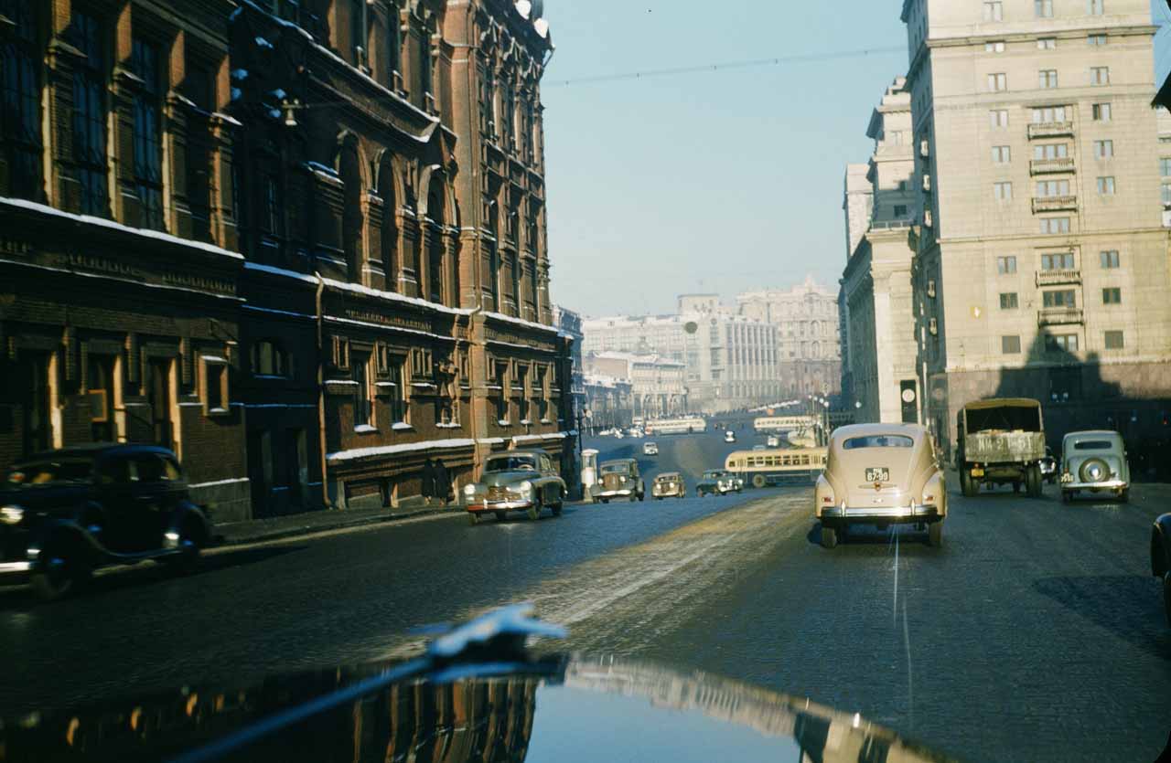 У перекрестка московских улиц Охотный ряд и Тверская. Снято из машины, двигающейся по Тверской на северо-запад.