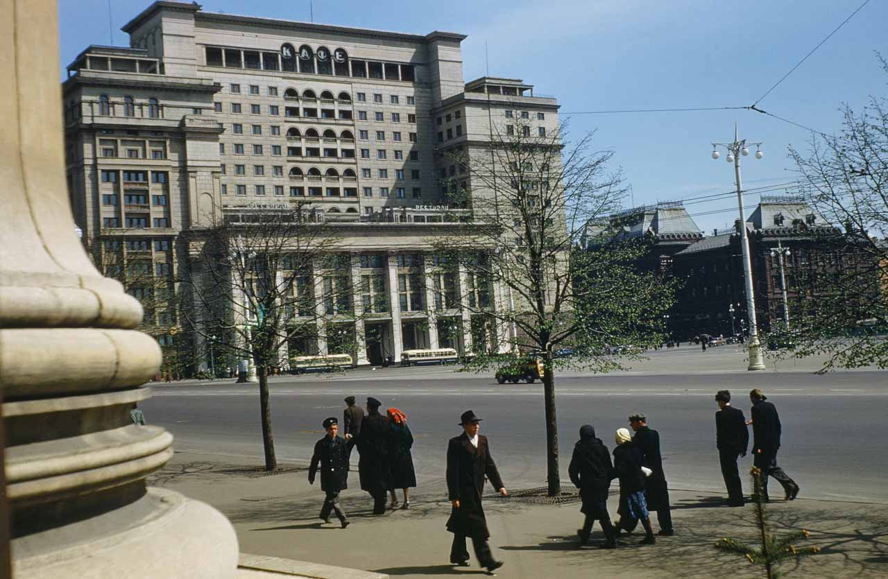 Огромное здание гостиницы «Москва» на Манежной площади в столице СССР.
