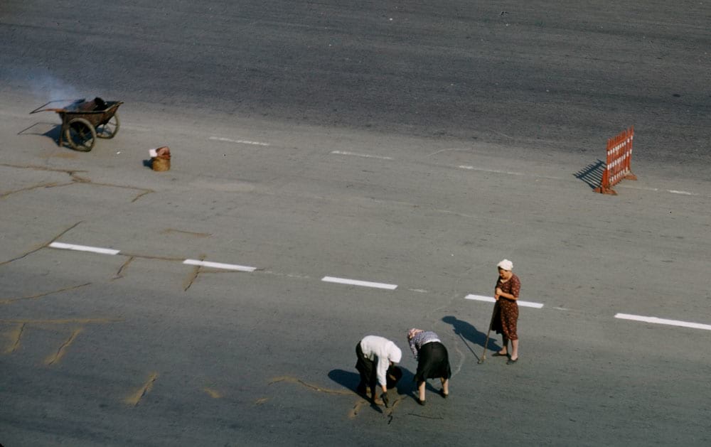Дорожные работы на улице Чайковского (ныне – Новинский бульвар), Москва.