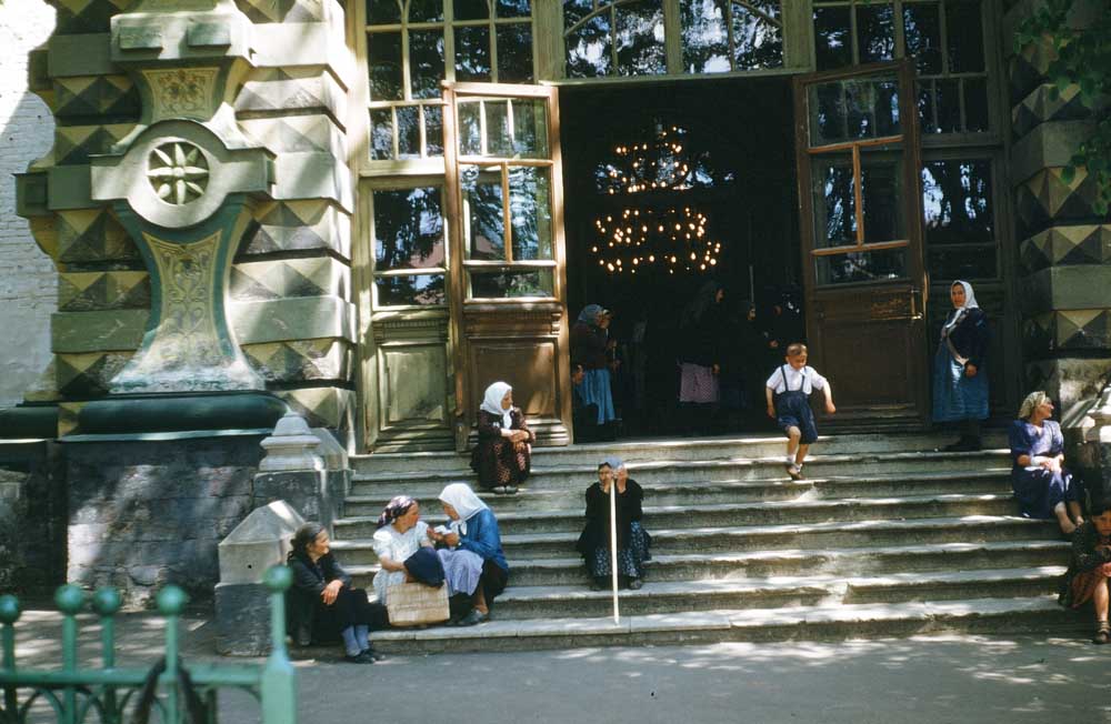 Вход в Успенский собор на территории Троице-Сергиевой лавры, Загорск (ныне – Сергиев Посад).